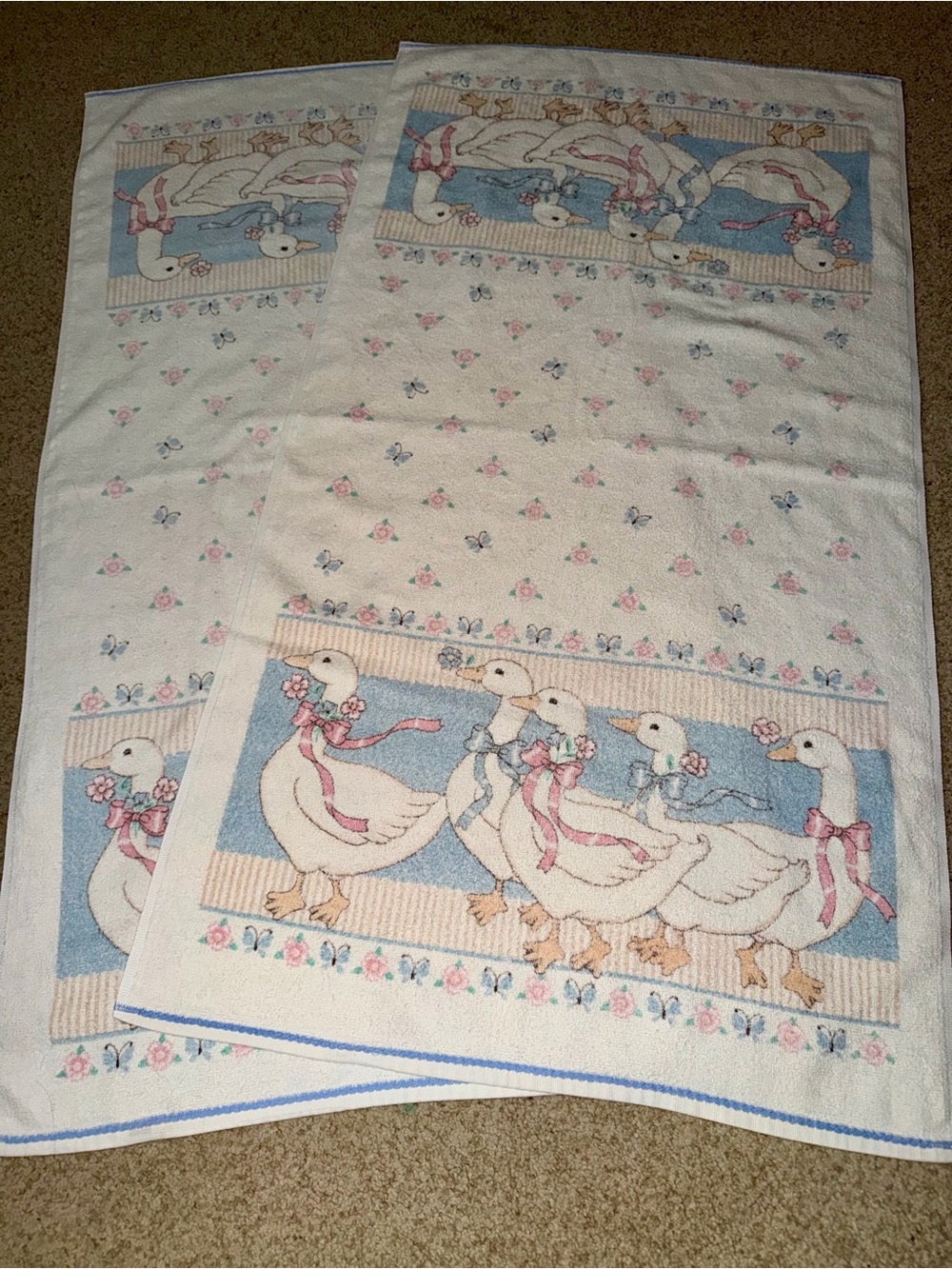 Vintage 1980s Set of 2 Cottagecore Country Geese with Ribbons Bath Towels